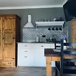 Karkonoska - Klimatyczne I Studia Z Aneksami Kuchennymi - Sniadania Sauna Grota Solna Silownia Parking Wi-fi W Cenie B&B 카르파츠