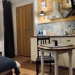 B&B Karkonoska - Klimatyczne I Studia Z Aneksami Kuchennymi - Sniadania Sauna Grota Solna Silownia Parking Wi-fi W Cenie 3*